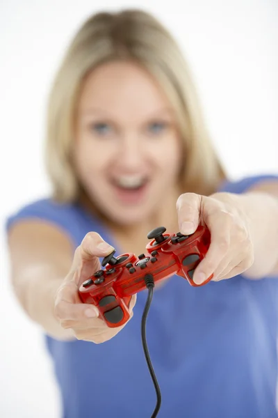 女人举行视频游戏控制器 — 图库照片