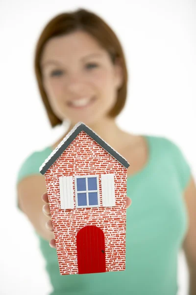 女人持有房子模型 — 图库照片