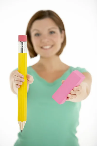 Wanita Memegang Pensil Besar Dan Eraser — Stok Foto