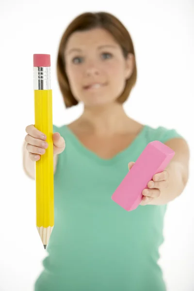 Mujer sosteniendo lápiz grande y borrador —  Fotos de Stock