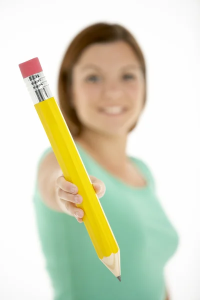 Wanita Memegang Pensil Besar — Stok Foto