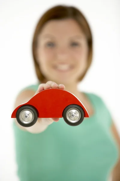 おもちゃの車を保持している女性 — ストック写真