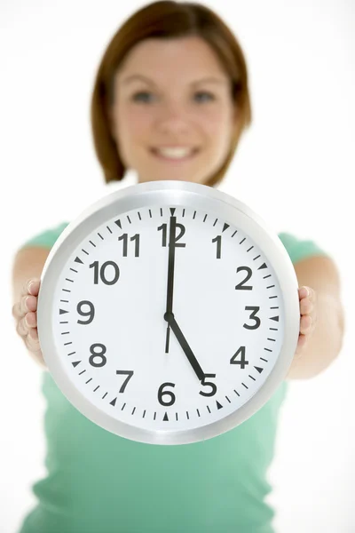 Женщина держит часы Показ 5 часов — стоковое фото