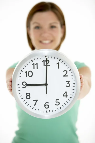 Mujer Celebración Del Reloj Mostrando Clock —  Fotos de Stock