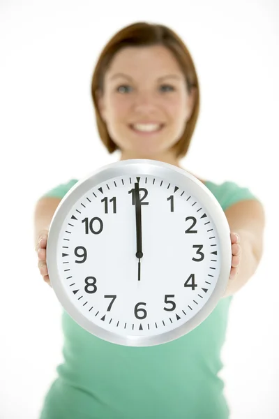 Mujer sosteniendo el reloj Mostrando 12 O 'Clock — Foto de Stock
