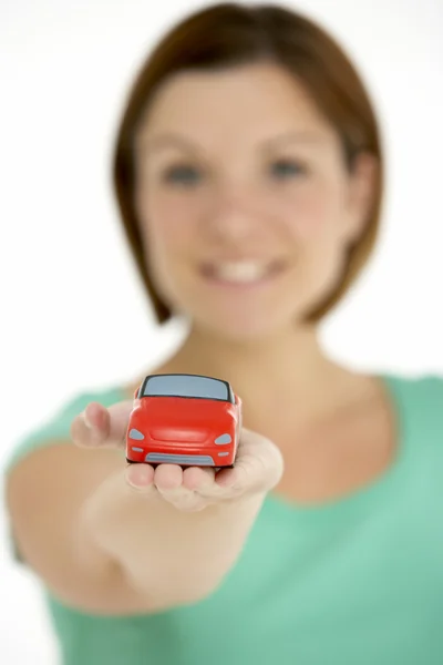 Mulher segurando brinquedo carro — Fotografia de Stock