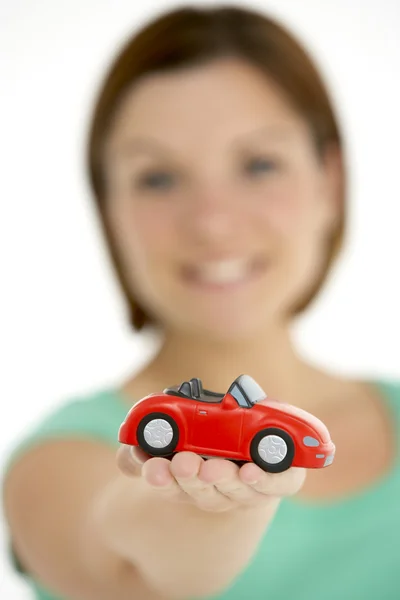 Γυναίκα Που Κρατά Αυτοκίνητο Παιχνίδι — Φωτογραφία Αρχείου