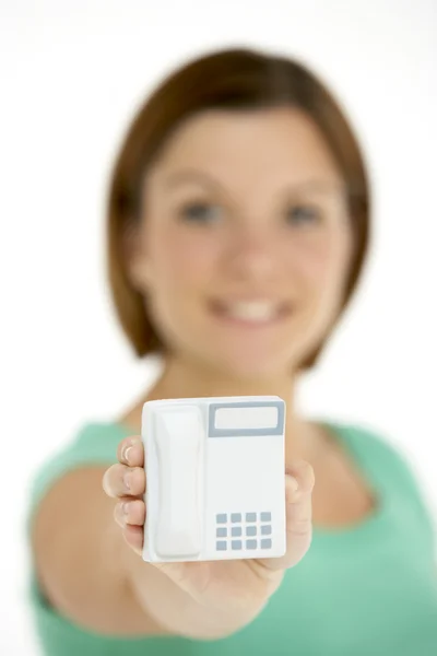 Mulher segurando modelo telefone — Fotografia de Stock