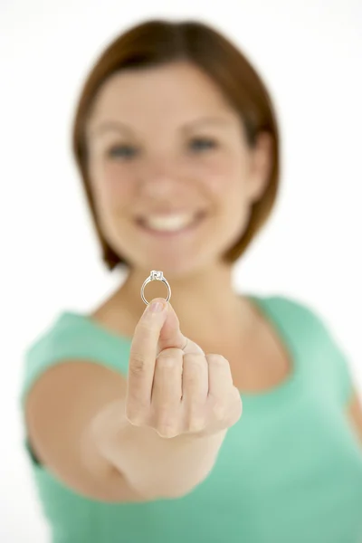 Γυναίκα εκμετάλλευση δαχτυλίδι αρραβώνων — Φωτογραφία Αρχείου