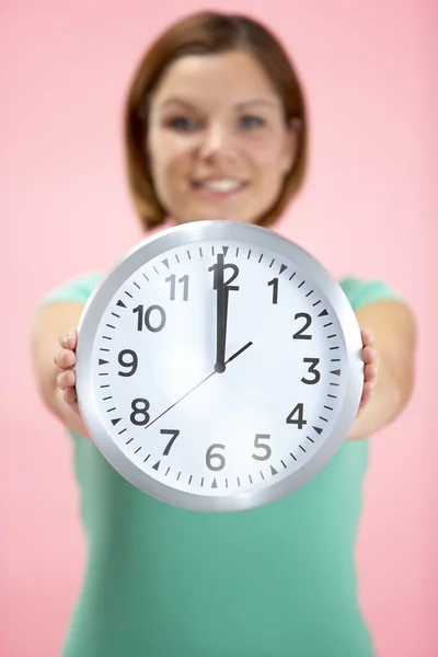 Donna Che Tiene Orologio Mostrando Clock — Foto Stock