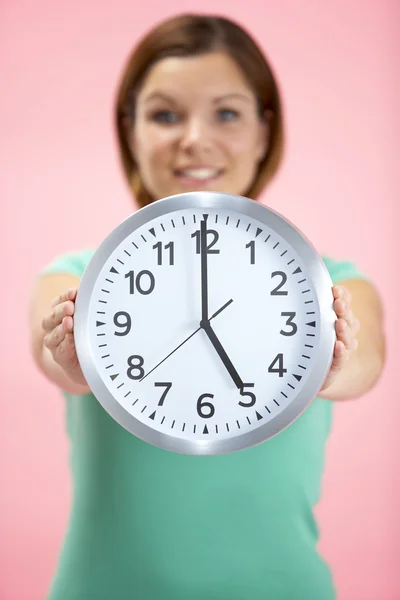 Donna che tiene l'orologio Mostrando 5 O'Clock — Foto Stock