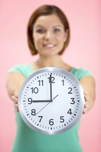 Frau hält Uhr mit 9 Uhr — Stockfoto