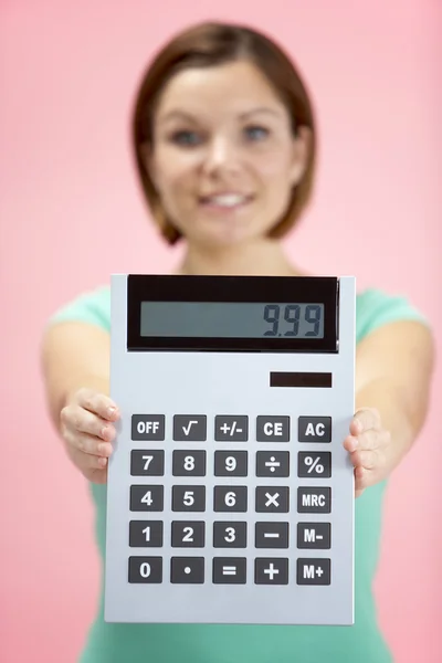 Donna Holding Calcolatrice — Foto Stock