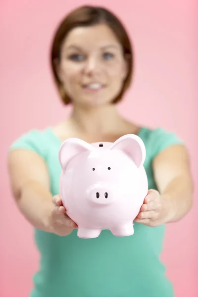 Mulher segurando Piggy Bank — Fotografia de Stock