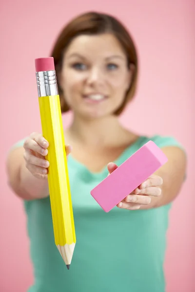 Vrouw met grote potlood en gum — Stockfoto