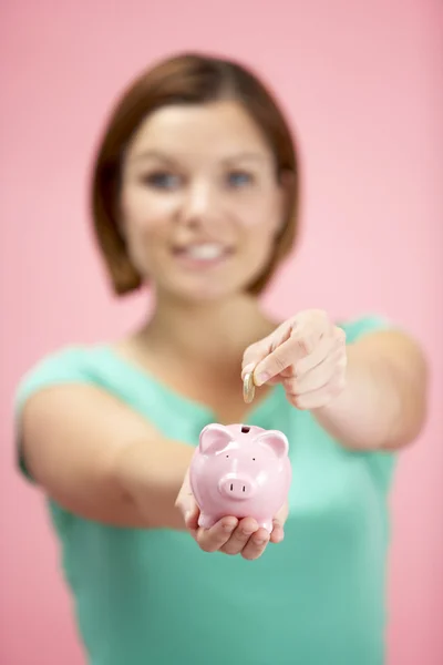 Kobieta gospodarstwa piggy bank — Zdjęcie stockowe