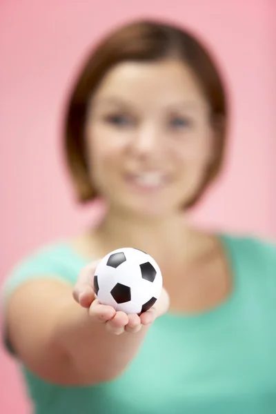 Mujer sosteniendo pequeño fútbol —  Fotos de Stock