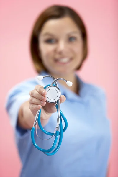 Médico Feminino Segurando Estetescópio — Fotografia de Stock