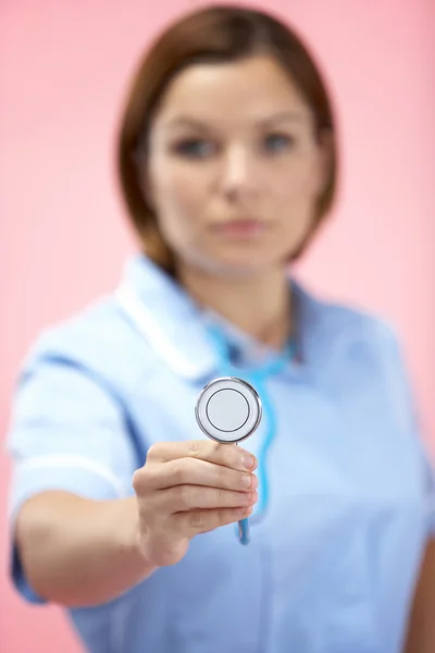 Женщина-доктор, держащая стетескоп — стоковое фото