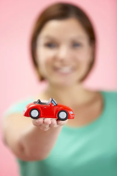 Mulher segurando brinquedo carro — Fotografia de Stock