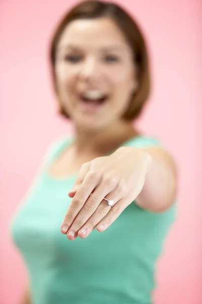 Mulher segurando anel de noivado — Fotografia de Stock