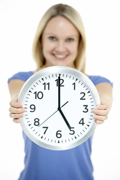 Kobieta Trzyma Zegar Wskazujący Clock — Zdjęcie stockowe