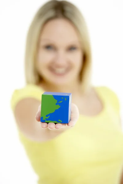 Vrouw met kubus vormige globe — Stockfoto