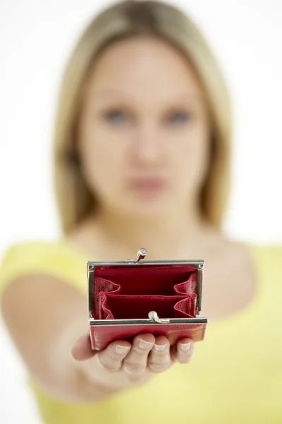 Frau mit leerem Geldbeutel — Stockfoto