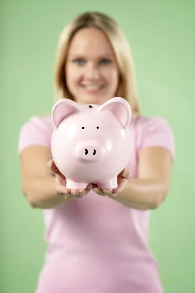 Kobieta Gospodarstwa Piggy Bank — Zdjęcie stockowe
