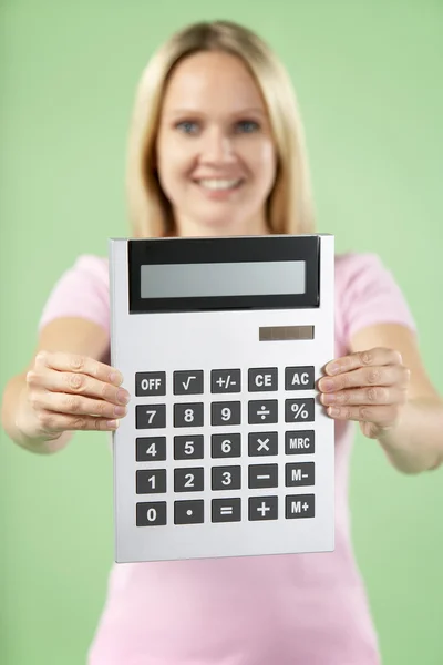 Vrouw bedrijf rekenmachine — Stockfoto