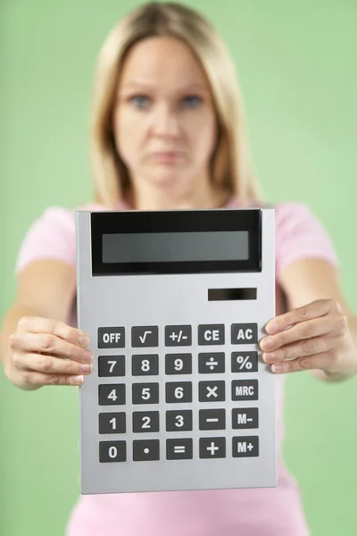 Mulher segurando calculadora — Fotografia de Stock