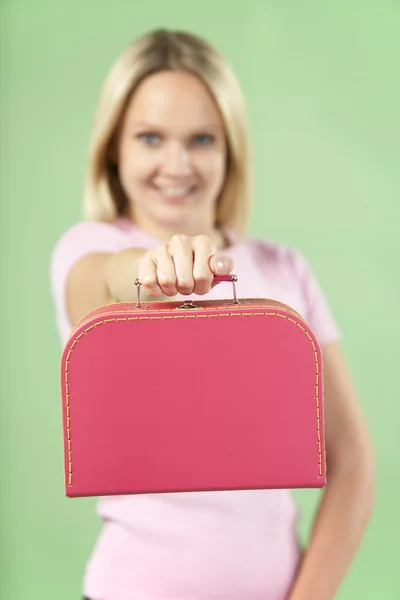 Vrouw bedrijf koffer — Stockfoto