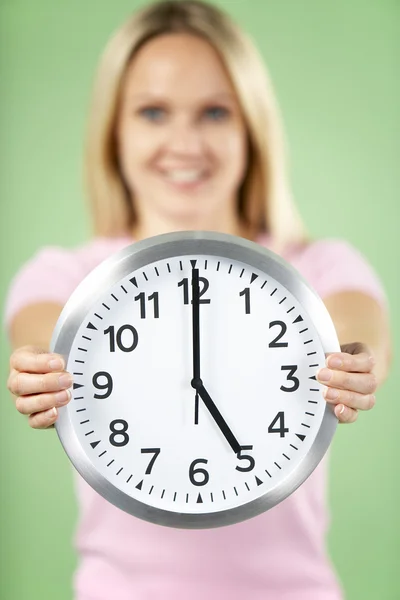 Donna Che Tiene Orologio Mostrando Clock — Foto Stock