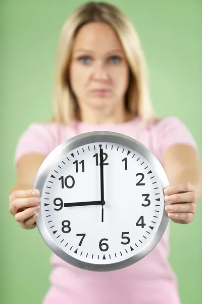 Donna che tiene l'orologio Mostrando 9 O'Clock — Foto Stock