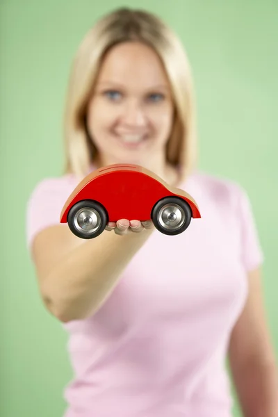 Γυναίκα που κρατά αυτοκίνητο παιχνίδι — Φωτογραφία Αρχείου