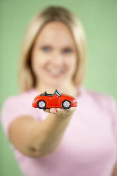 Γυναίκα που κρατά αυτοκίνητο παιχνίδι — Φωτογραφία Αρχείου
