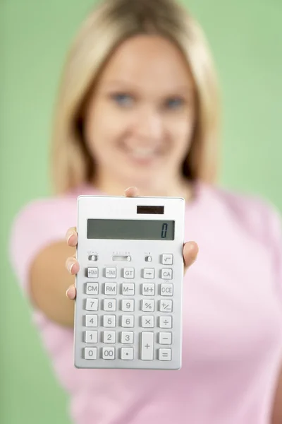 Donna Holding Calcolatrice — Foto Stock
