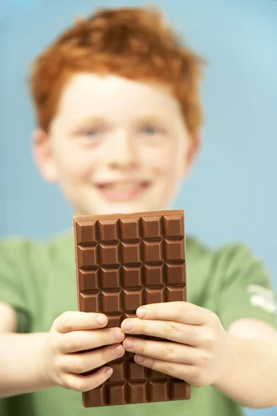 年轻的男孩控股条巧克力 — 图库照片