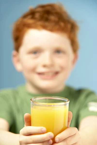 年轻的男孩抱着杯果汁 — 图库照片