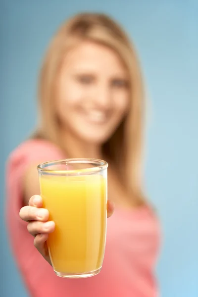 Teenage Girl Holding Glass Juice — Stock Photo, Image