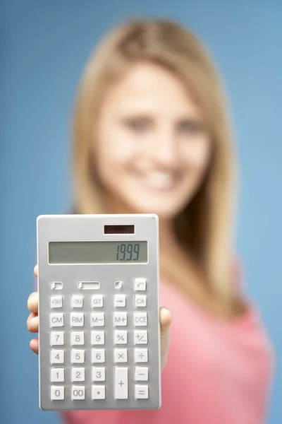 Девочка-подросток держит в руках калькулятор — стоковое фото