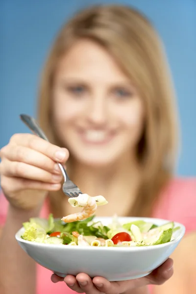 Adolescente Menina Segurando Tigela Salada — Fotografia de Stock