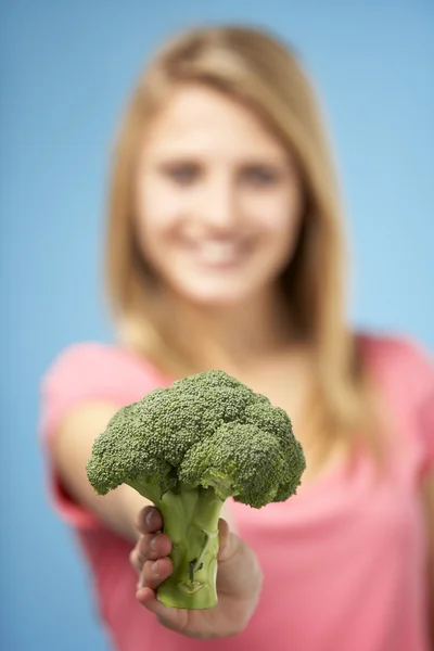 Chica adolescente sosteniendo brócoli fresco —  Fotos de Stock