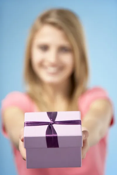 Εφηβικό Κορίτσι Που Κατέχουν Δώρο Τυλιγμένο Κουτί — Φωτογραφία Αρχείου