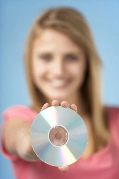 Adolescente menina segurando DVD — Fotografia de Stock