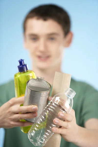 Adolescente menino segurando reciclagem — Fotografia de Stock