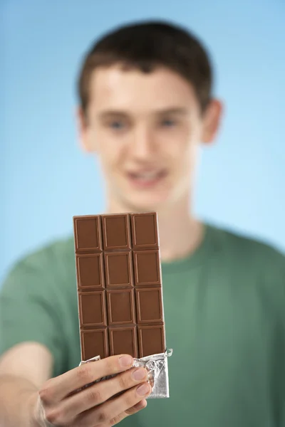 Adolescente Niño Sosteniendo Barra Chocolate — Foto de Stock