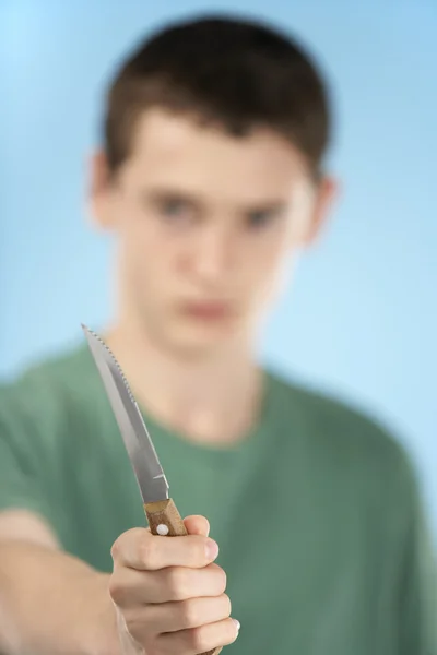 10 代の少年ホールディング ナイフ — ストック写真