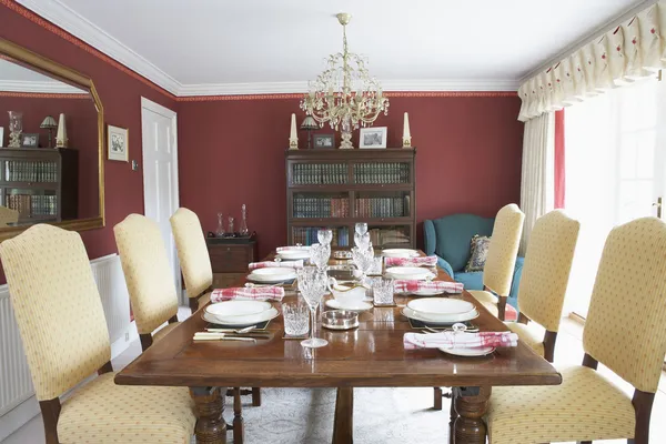 Comedor con mesa colocada — Foto de Stock