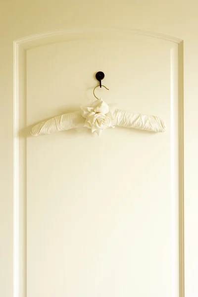 Klädhängare på baksidan av dörren — Stockfoto